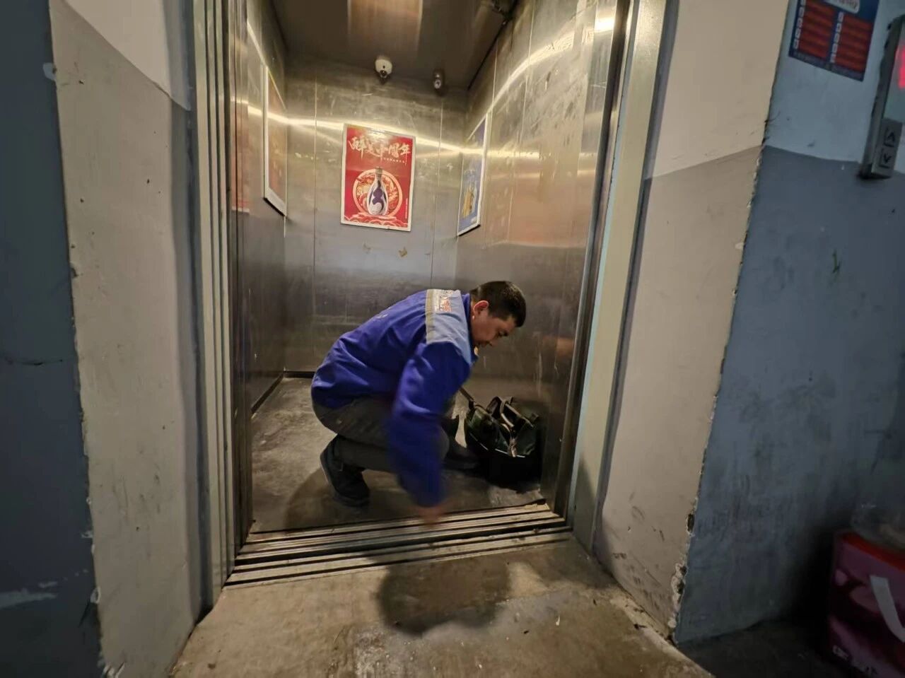 电梯维修.jpg 电梯维修.jpg